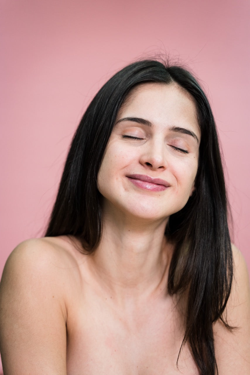 smiling-woman-with-closed-eyes-on-pink-background-2023-11-27-04-50-11-utc_-_dimensioni_grandi.jpg
